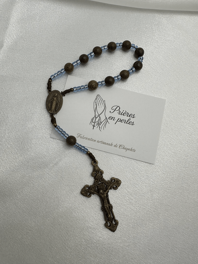 Dizainier en bois de teck & perles bleues – Croix bronze & médaille miraculeuse