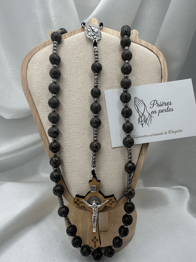 Chapelet artisanal effet pierre – Perles 10 mm & croix Saint-Benoît