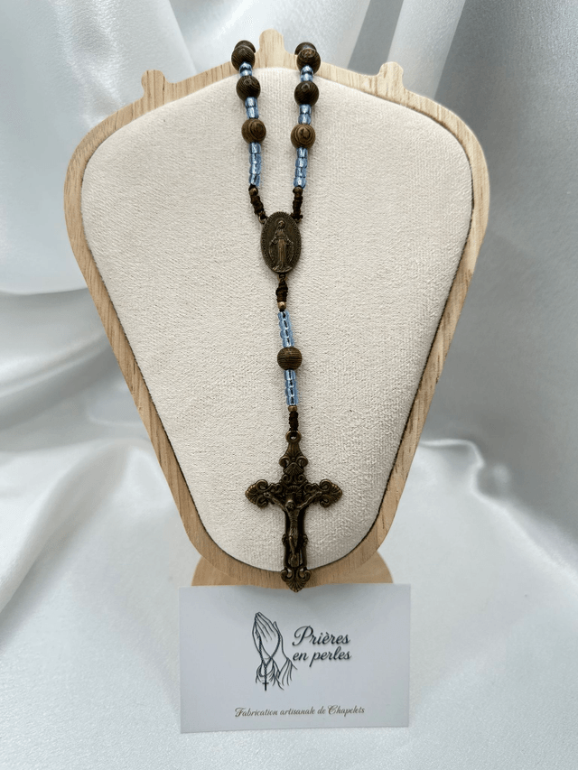 Dizainier en bois de teck & perles bleues – Croix bronze & médaille miraculeuse