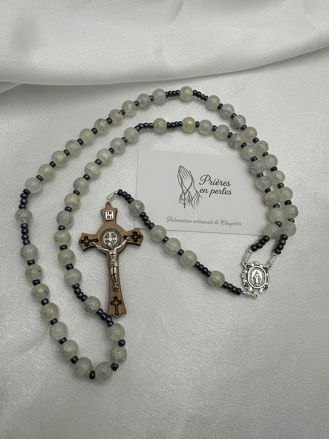 Chapelet artisanal – Perles 10mm & Croix Saint-Benoît en bois