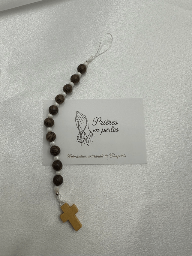 Accessoire de téléphone en teck – Perles naturelles & croix en bois clair
