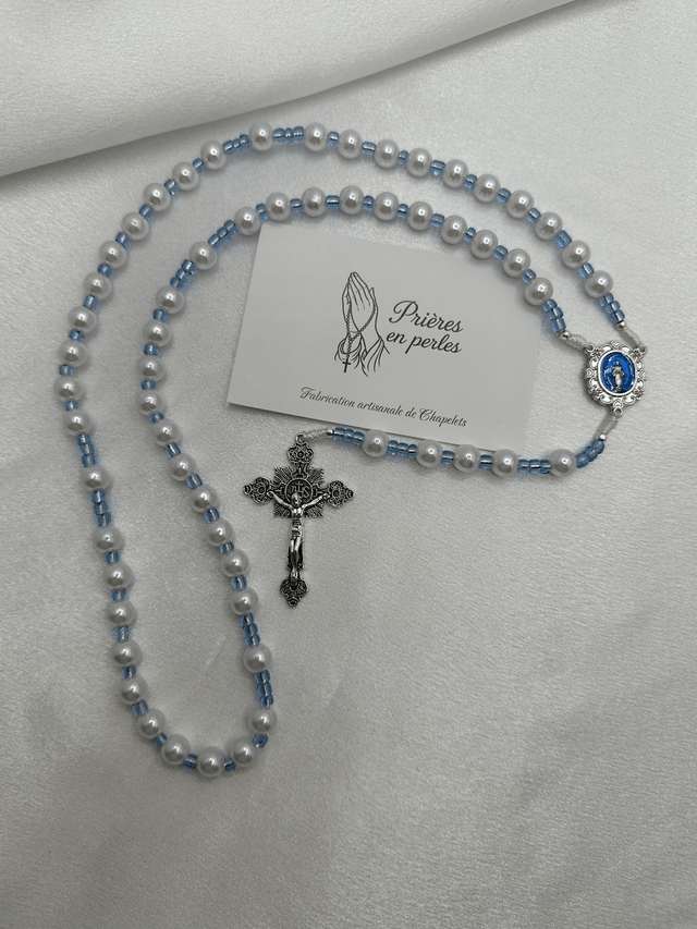 Chapelet artisanal blanc nacré – Perles acryliques 8 mm & croix argentée