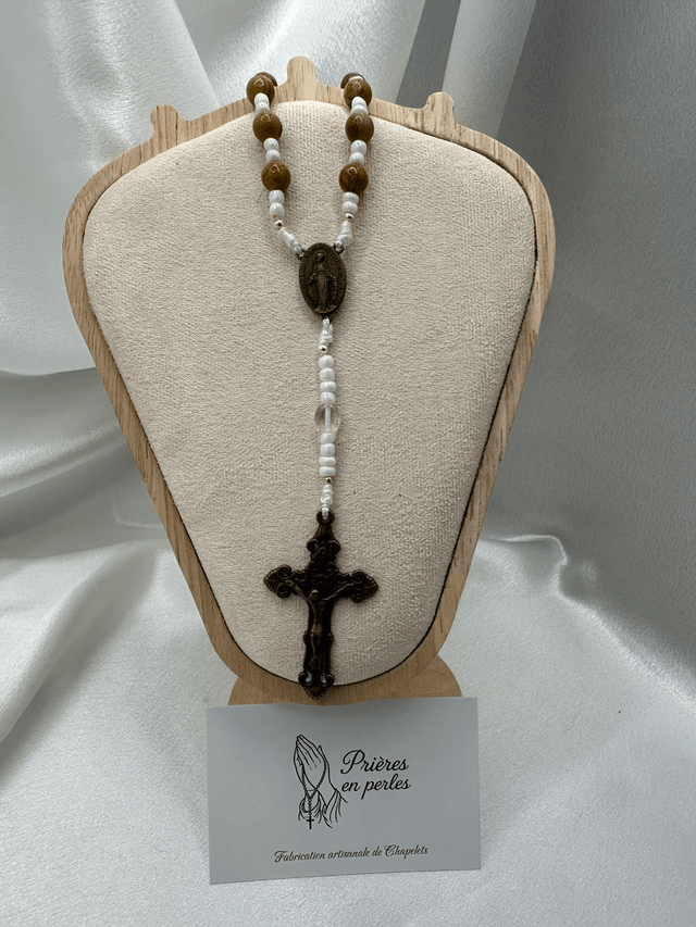 Dizainier effet bois – Perles 8mm & croix effet bronze
