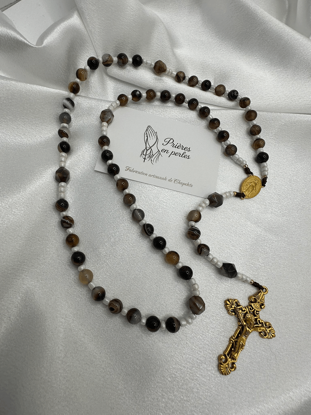Chapelet artisanal – Perles brunes & croix dorée