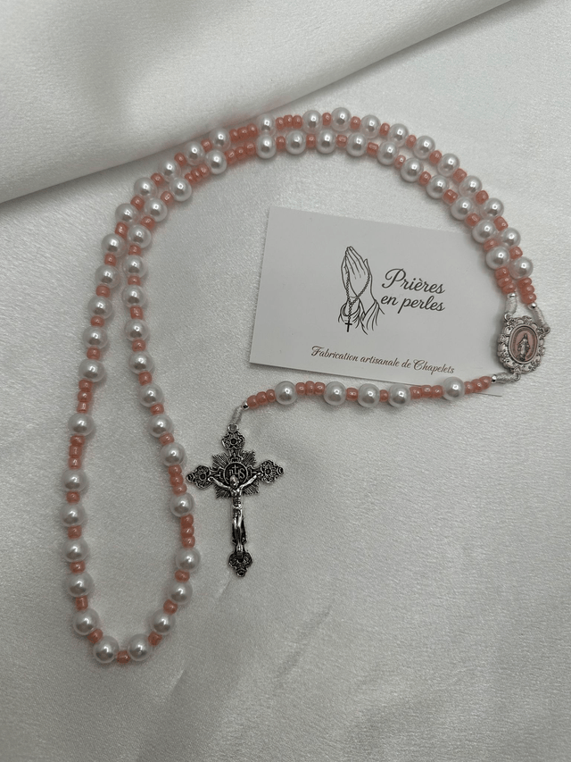 Chapelet artisanal rose et blanc – Perles 8mm avec croix argentée