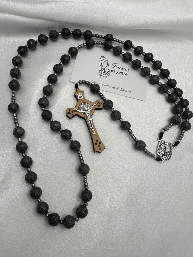 Chapelet artisanal effet pierre – Perles 10 mm & croix Saint-Benoît