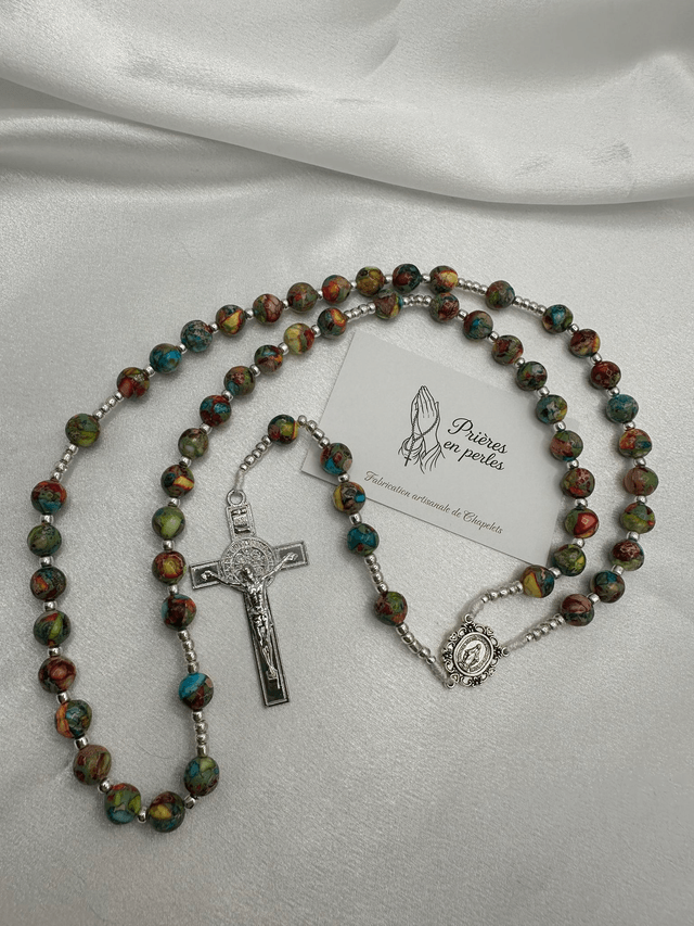 Chapelet artisanal multicolore – Perles 10mm lisses & croix argentée 