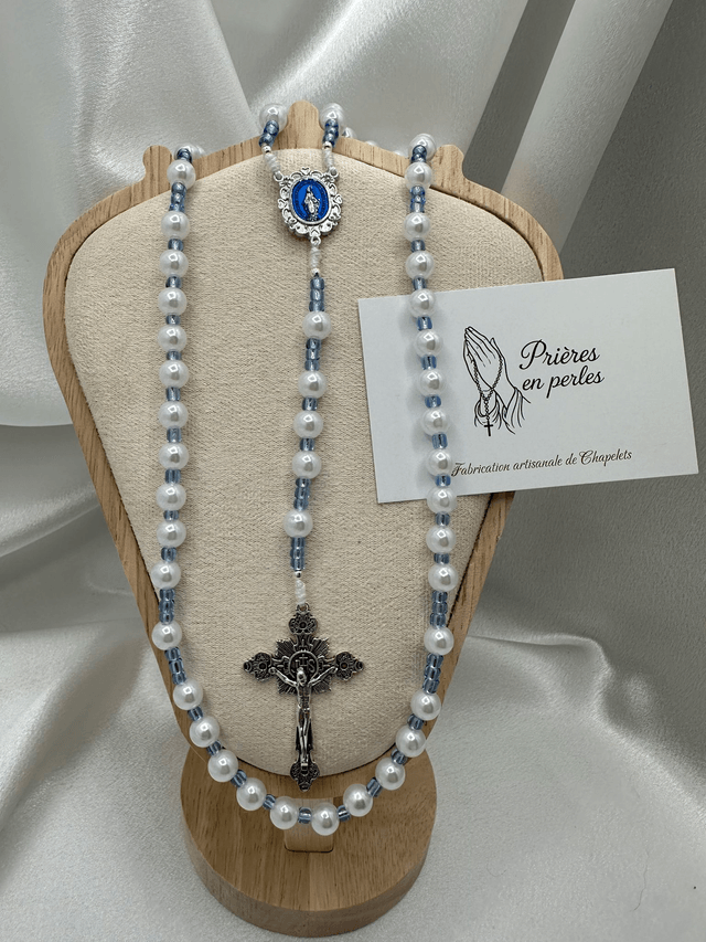 Chapelet artisanal blanc nacré – Perles acryliques 8 mm & croix argentée