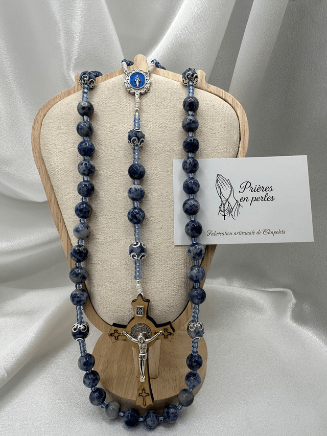 Chapelet artisanal  – Croix Saint-Benoît & perles bleues profondes 10mm