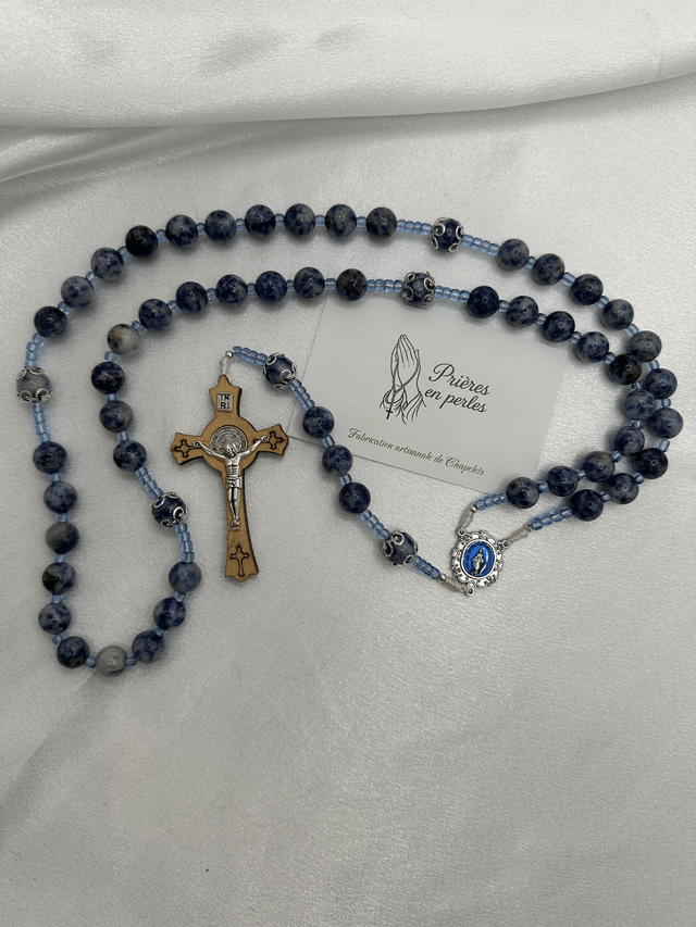 Chapelet artisanal  – Croix Saint-Benoît & perles bleues profondes 10mm