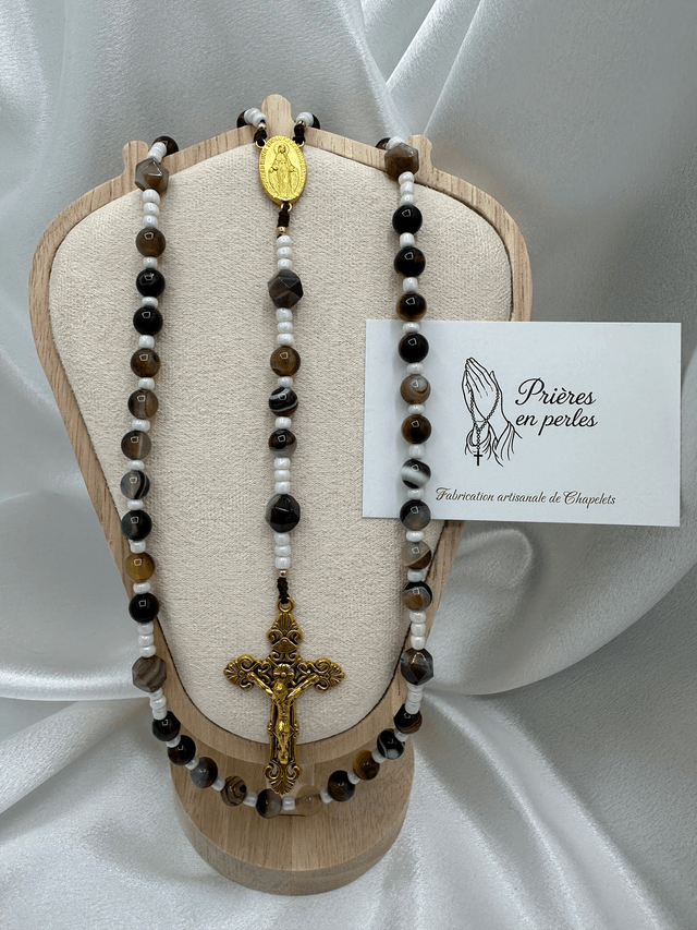 Chapelet artisanal – Perles brunes & croix dorée