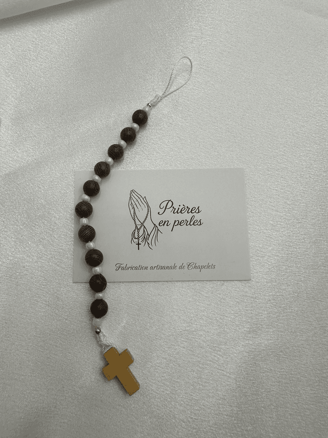 Accessoire de téléphone en teck – Perles naturelles &amp; croix en bois clair