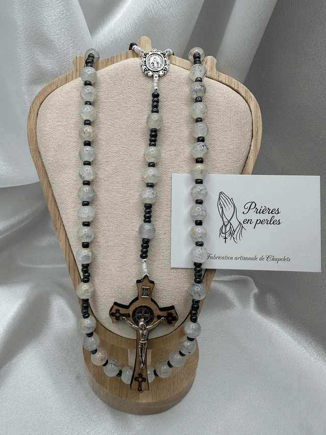 Chapelet artisanal – Perles 10mm &amp; Croix Saint-Benoît en bois