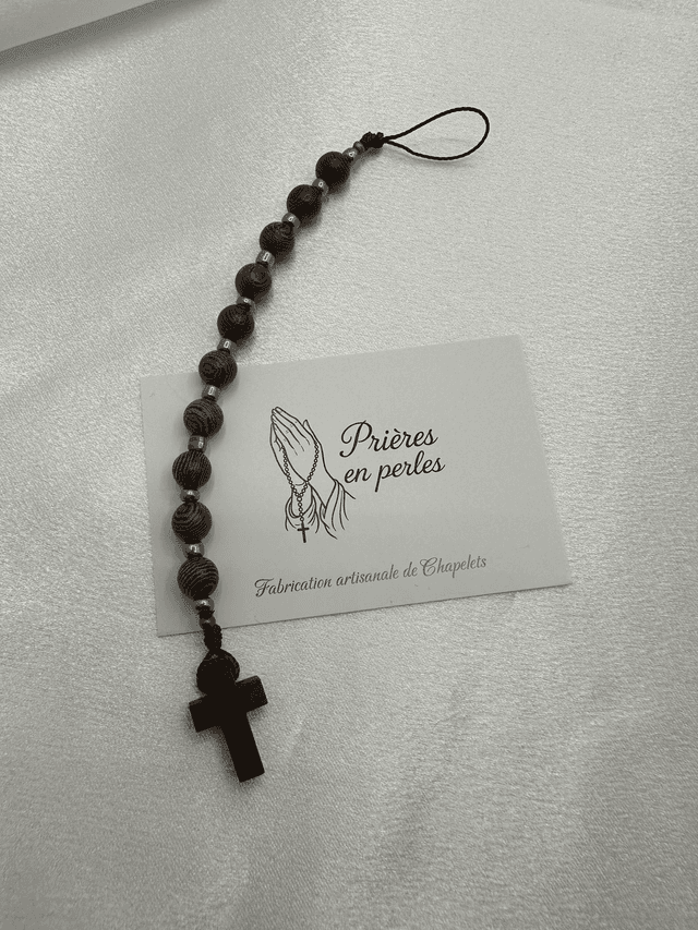 Accessoire de téléphone en bois de teck nervuré – Croix bois &amp; perles naturelles