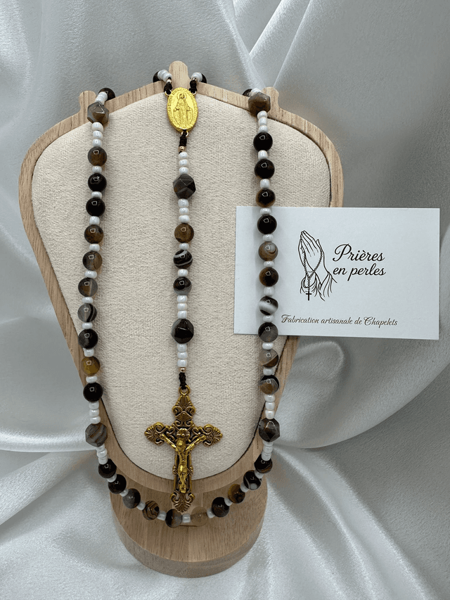 Chapelet artisanal – Perles brunes &amp; croix dorée
